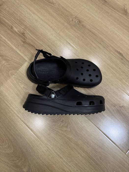 Черные Crocs (сабо) с ремешком