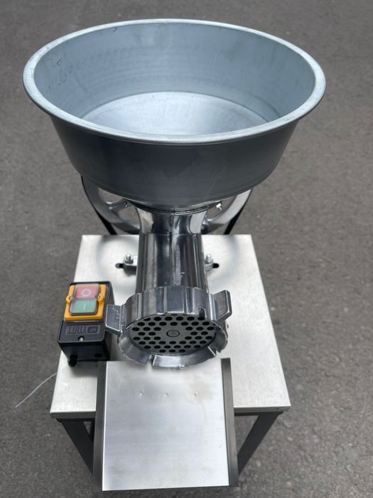 Masina de tocat carne cu masuta si motor