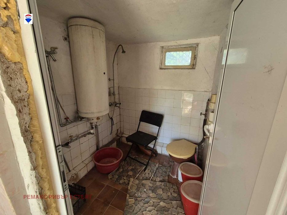 Селска къща с голям двор за продажба с. Бръшлен