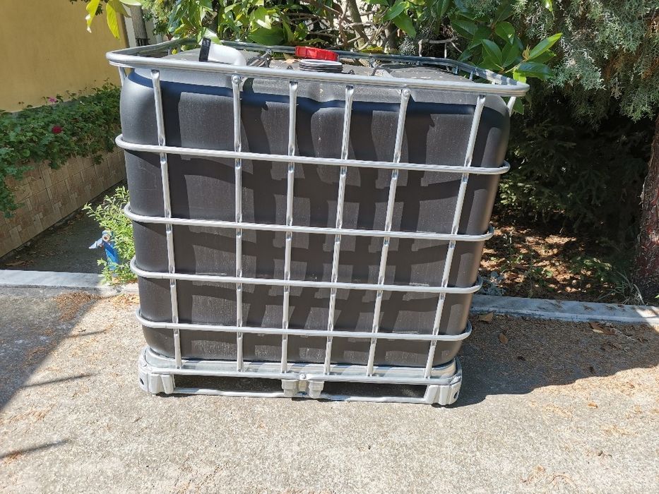 Бидони 1 тон цистерни 1000л контейнери бели и червени