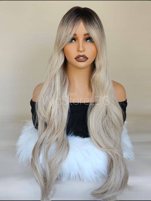 Пепеляво руса перука с бретон на леки вълни