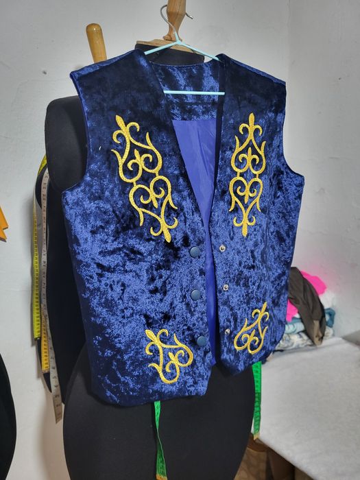 2 жилета на рост 135-140 см