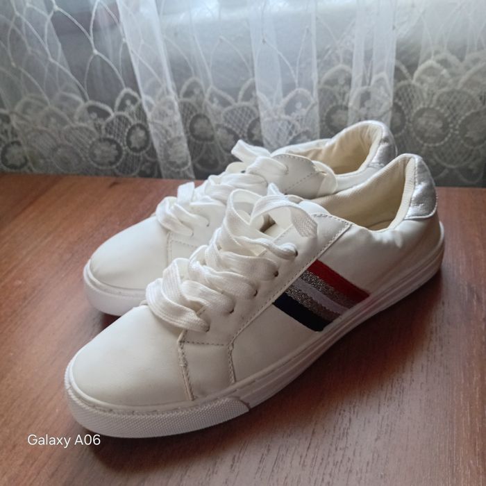 Продам женские кроссовки Токуши