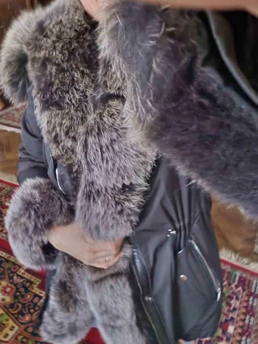 Geaca Parka cu blana naturala si material impermeabil.
