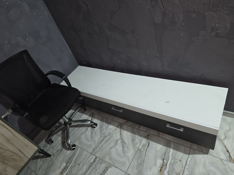 Scaun de birou si comoda TV