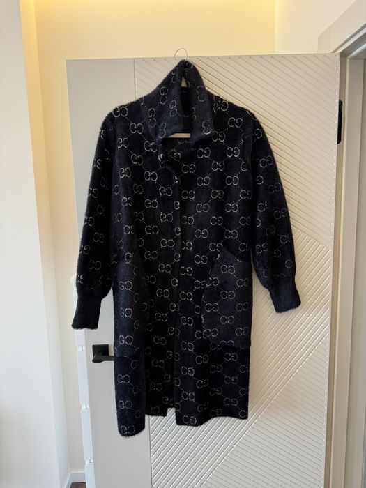 Черно мъхесто палто Gucci