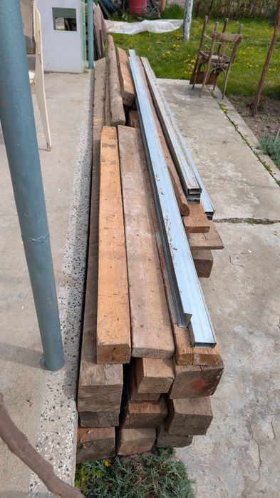 Дървени греди на различни размери подходящи за колони