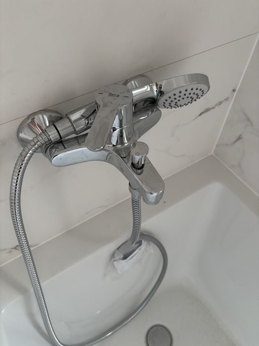 Vand cada de baie Neo si baterie cada Roca