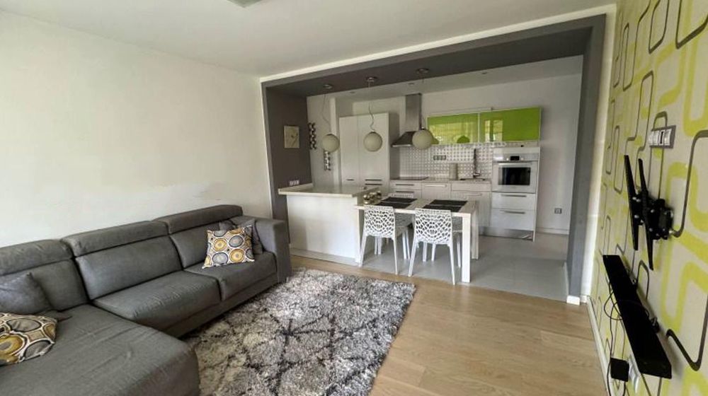 Дава се под наем Тристаен апартамент в София, Гоце Делчев - 76 кв.м за 750 € - Снимка #1