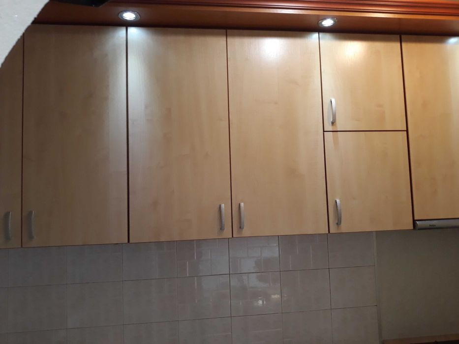 Продавам много шкафове и гардероби