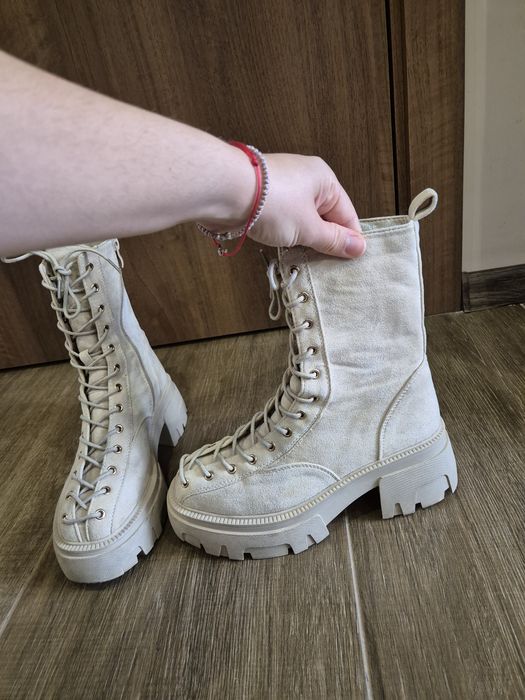 Бежови Боти велур