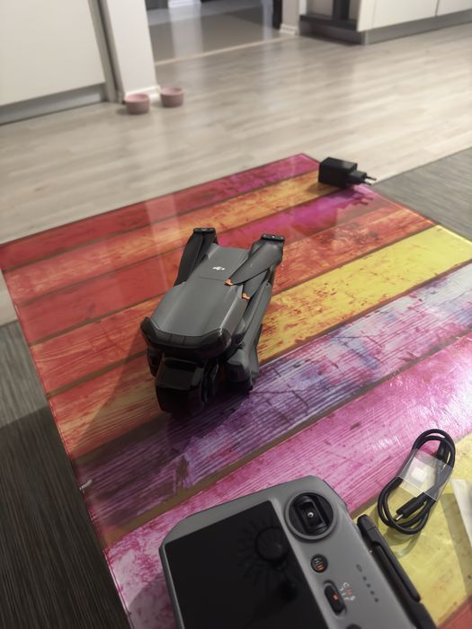 DJI Air 3 Fly More combo cu 3 baterii si controler ch display