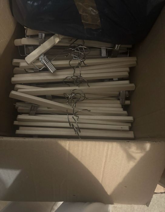 Дървени закачалки/ пластмасови закачалки