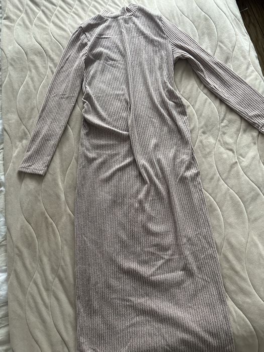 Светло розова плетена рокля за бременни