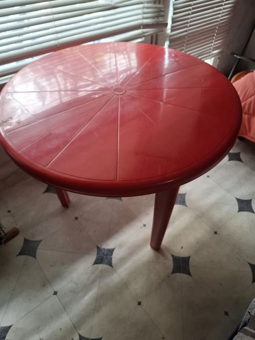 Стилни столове ,стъклена маса може да станат комплект , дивани ,маси .