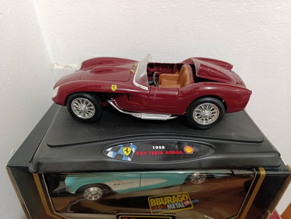 Vând colecție formată din 3 machete Chevrolet Corvette scara 1:18, ideale pentru colecționari sau pasionați auto.