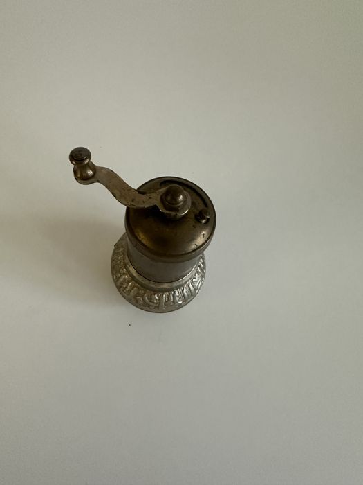 Ретро мелничка за пипер