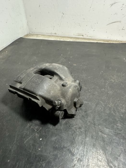 Etrier frana dreapta fata BMW X3 E83 2.0 diesel 150cp M47