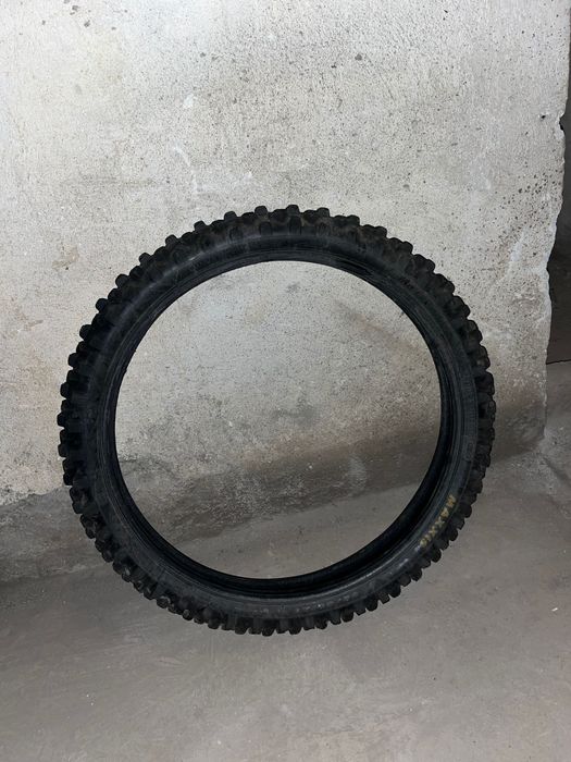 СПЕШНО гума за мотор (предна)