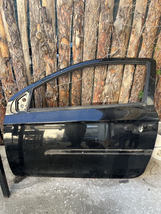 Продавам предна лява врата за хюндай и 20 2010г триврат