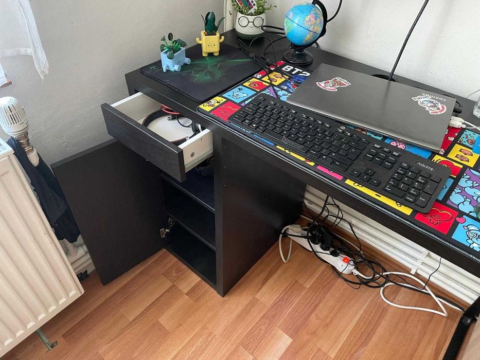 Birou IKEA cu sertar și polițe - compact si practic