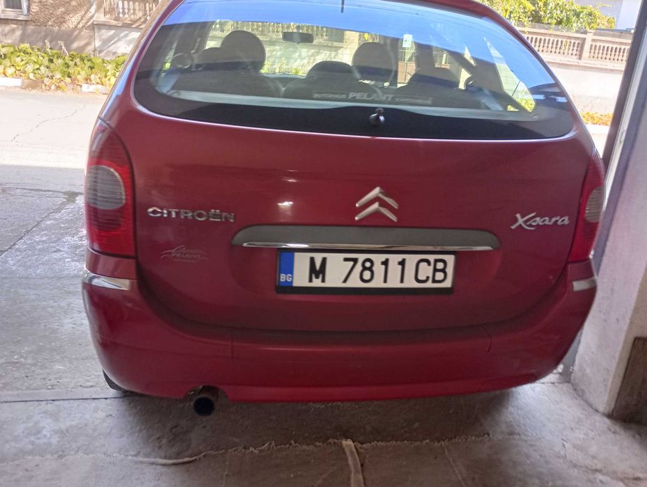 Продавам лек автомобил
