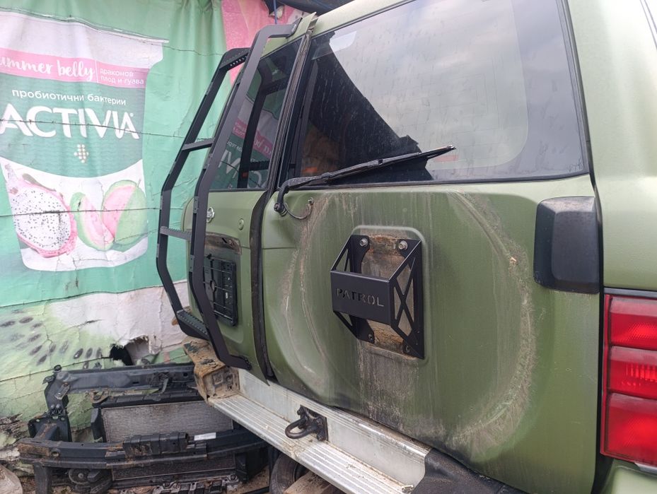 Продавам стълба багажник за Нисан Патрол Y61
