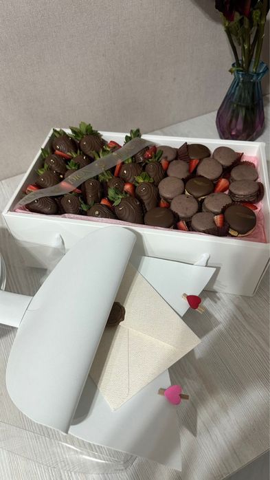 Клубника в шоколаде + макаронсы