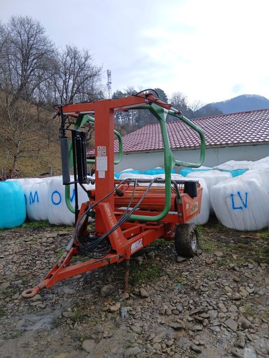 Înfoliator de baloți.