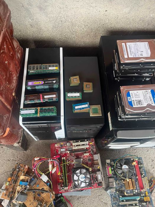Lot componente PC vechi + 4 calculatoare complete (HDD, RAM, Procesoare)
