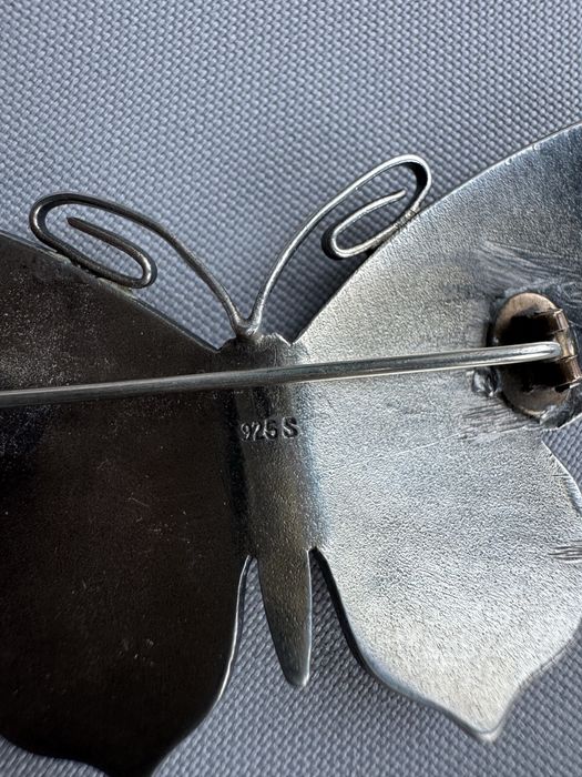 Brosa din argint si email