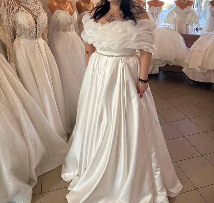 Vand rochie de mireasa!