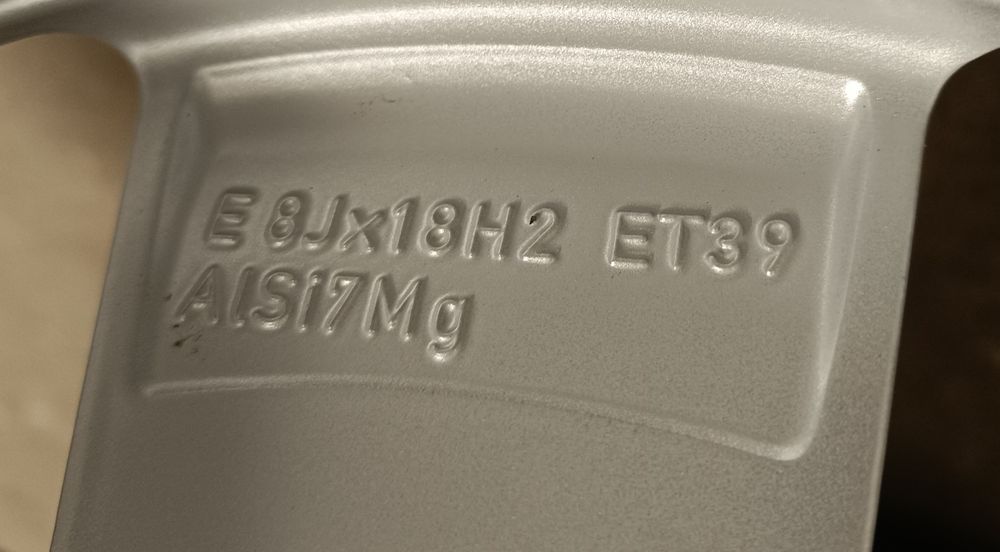 Оригинални нови джанти с гуми зимни 18 цола Audi A6 дот 2023г