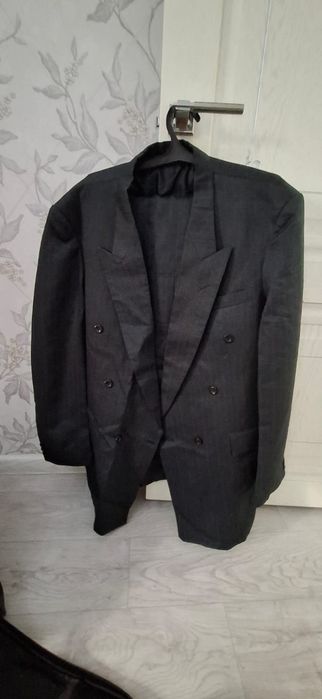 Костюмдер әр түрлі размердегі