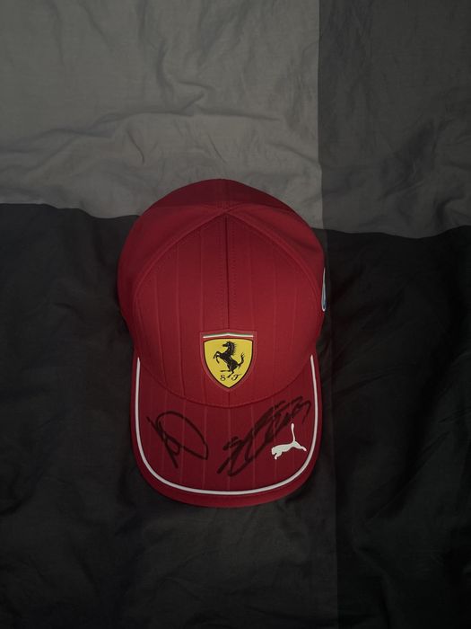Ferarri подпис от Lewis Hammilton и Leclerc