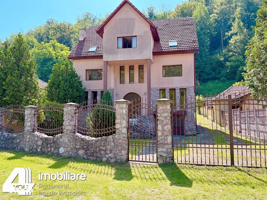 Clădire în Moneasa cu 9 camere: pensiune, azil bătrâni, casă vacanță