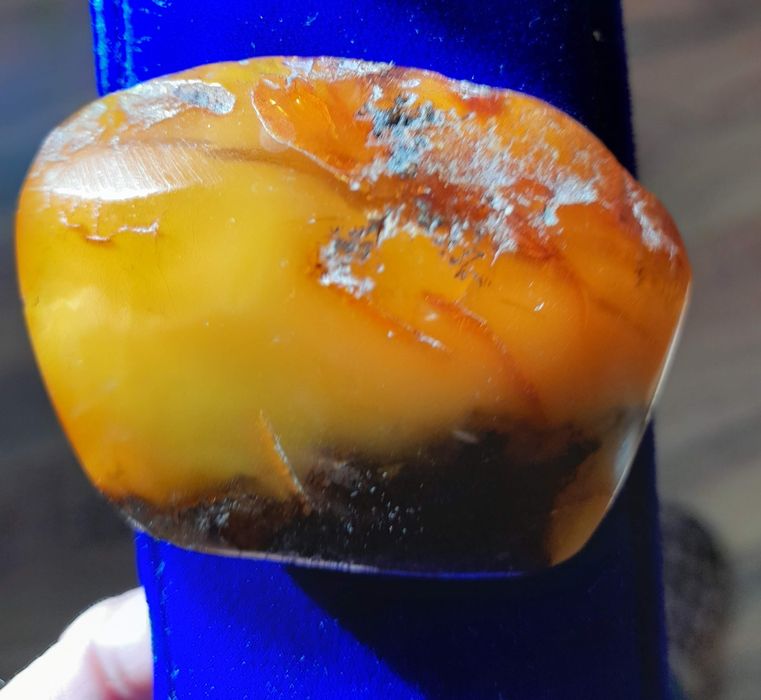 Голям къс естествен балтийски кехлибар