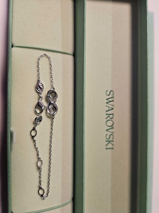Елегантна гривна Swarovski Hyperbola – нова