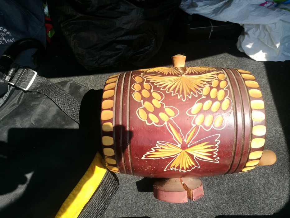 Дървено декоративно буренце с дърворезба,оцветяване и рисунки.