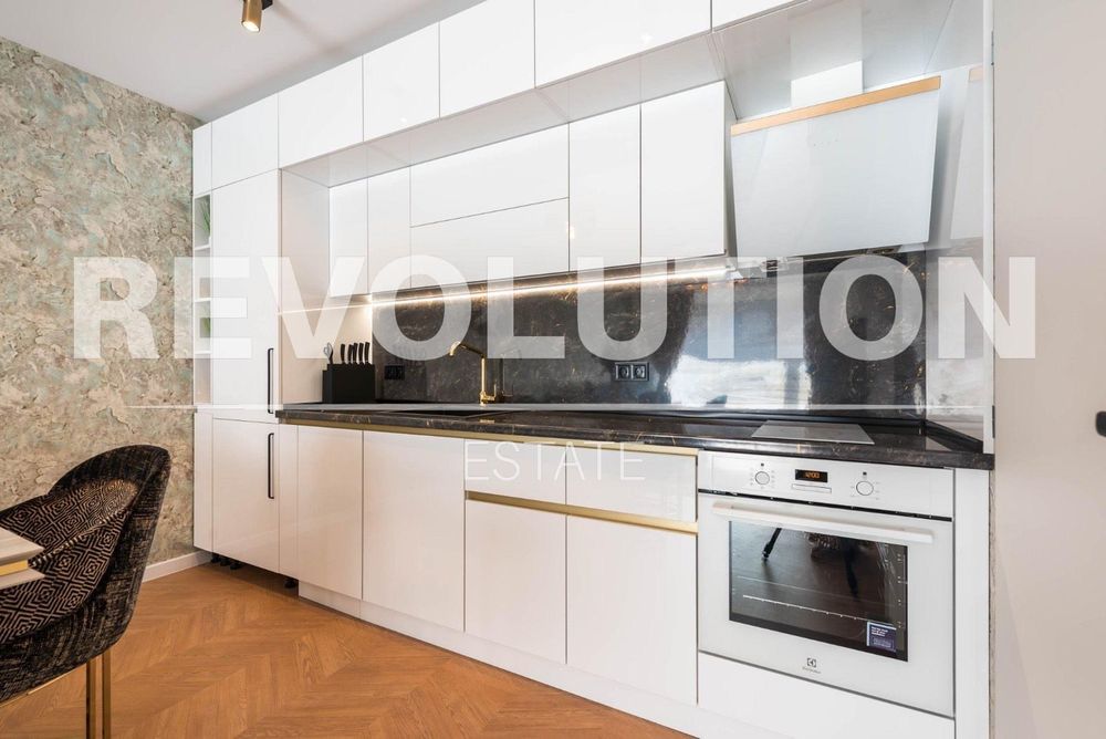 Дава се под наем Тристаен апартамент в Варна, Център - 100 кв.м за 1000 € - Снимка #2