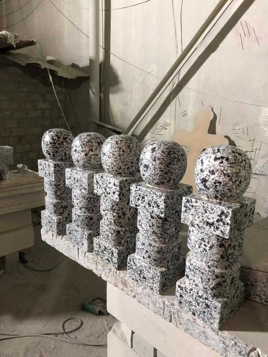 Monumente funerare , cavouri , cruci