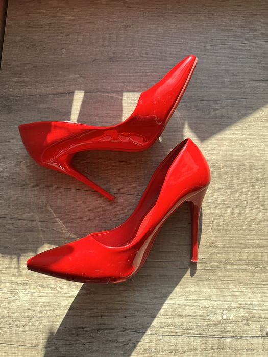 Продам туфли красные