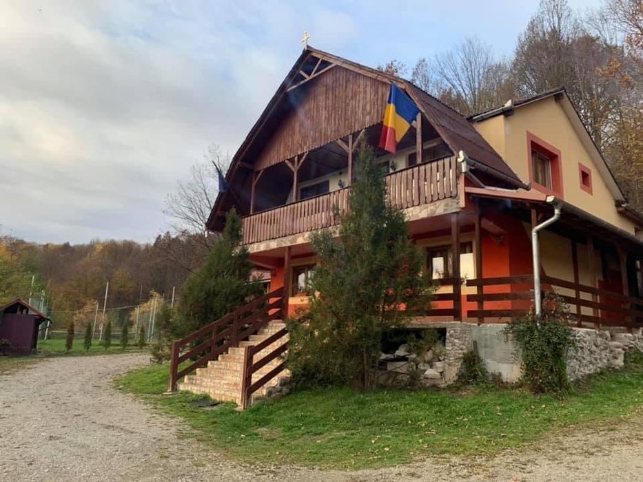 Cabana de inchiriat cu ciubăr hidromasaj-Poieni-Valea Draganului