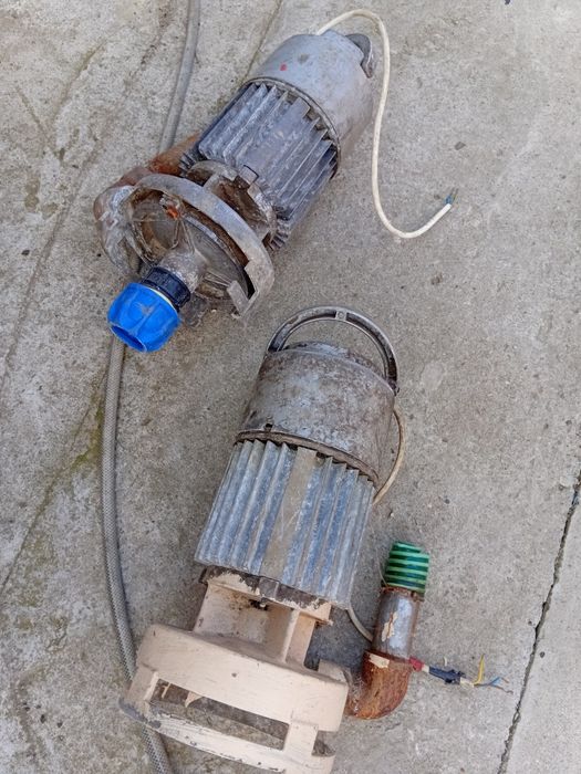 Doua pompe rusesti de apa