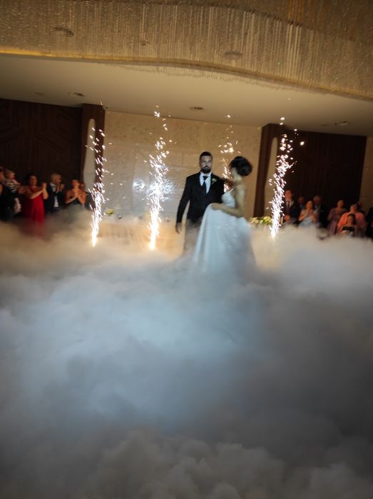 Fum greu cu gheata carbonica pentru dansul mirilor