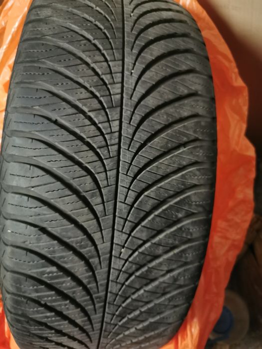Продавам Спешно 2 всесезонни Гуми Goodyear 255/55R18