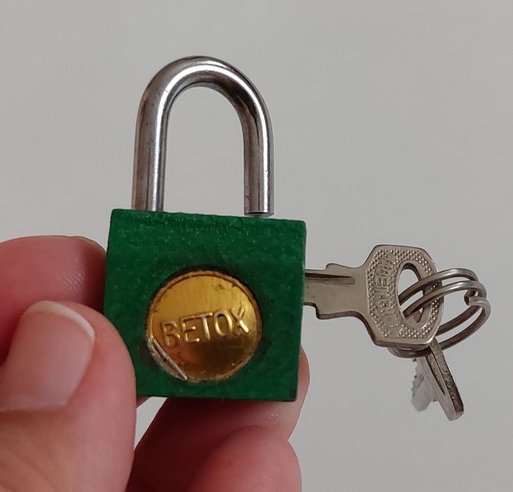 Навесной замок маленький