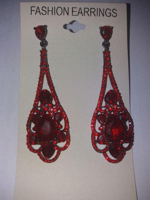 Червена гривна с камъни