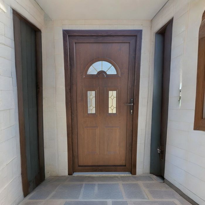 Usa termopan de intrare PVC cu  5 CAMERE de calitate