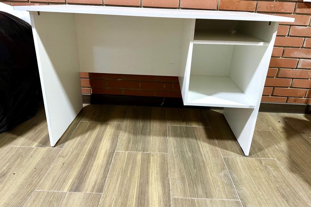 Продам ресепшен ,стол -парта срочно